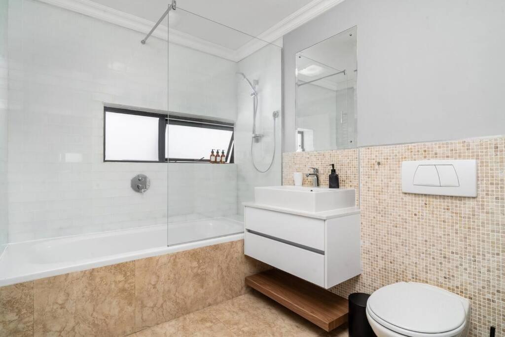 קייפטאון Styled Top Floor Apartment, With Back-Up Power מראה חיצוני תמונה